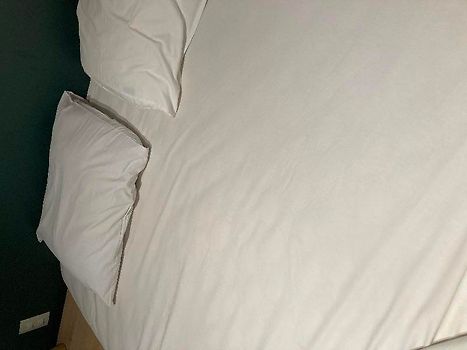 Draps chiffonnés et sales